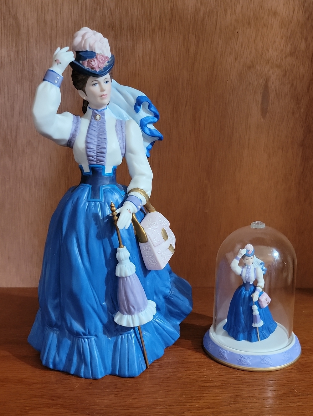 Avon 1996 Mrs. Albee Award Figurine W/ Miniature And Dome